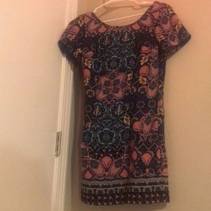 Size is xs and shipping is $5.95 and nice color for nice dress